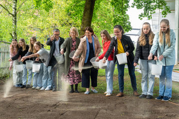 Unter der fachkundigen Begleitung vom Bienenzentrum OÖ und KUK-Betriebsgärtnerei haben Schülerinnen und Schüler des Kevenhüller-Gymnasiums eine neue Blühfläche für Biene Maya und ihre Freunde angelegt. .jpg