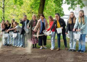 Unter der fachkundigen Begleitung vom Bienenzentrum OÖ und KUK-Betriebsgärtnerei haben Schülerinnen und Schüler des Kevenhüller-Gymnasiums eine neue Blühfläche für Biene Maya und ihre Freunde angelegt. .jpg