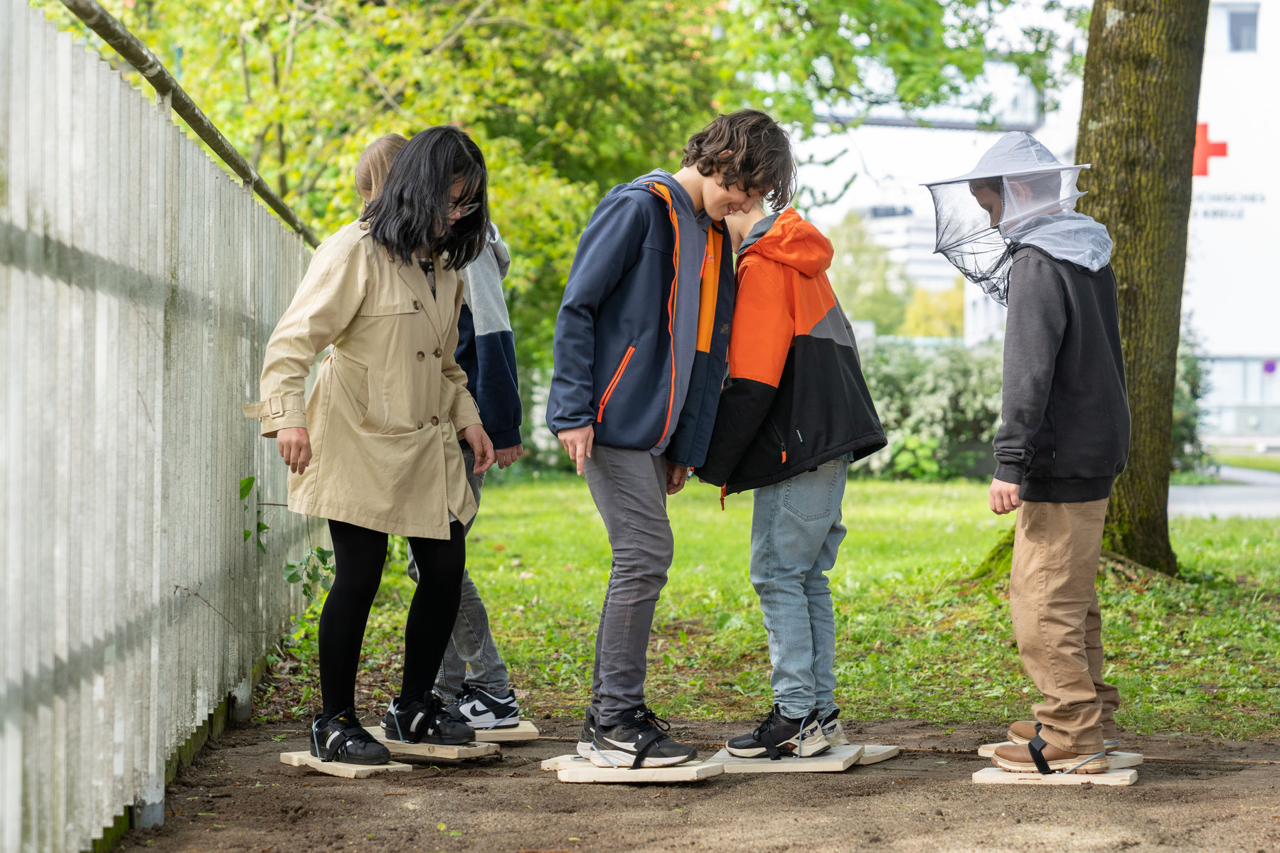 Schülerinnen und Schüler beim Andrücken des Saatgutes. So erhält das Saatgut sofort Bodenkontakt..jpg