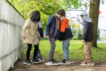 Schülerinnen und Schüler beim Andrücken des Saatgutes. So erhält das Saatgut sofort Bodenkontakt..jpg