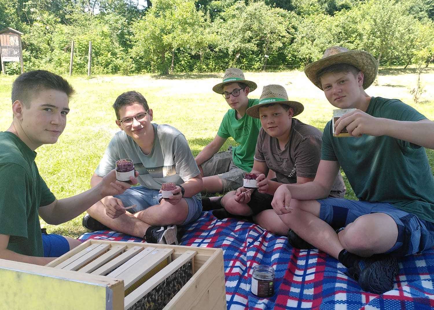 Schüler bei der Honigverkostung .jpg