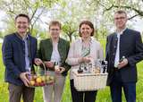 "Wollen Bewusstsein für Biodiversität und das Unesco-Weltkulturerbe": Streuobstwiese schaffen. Rainer Silber, Rosemarie Ferstl, LRin Michaela Langer-Weninger und Wolfgang Eder (v.l.n.r.).jpg