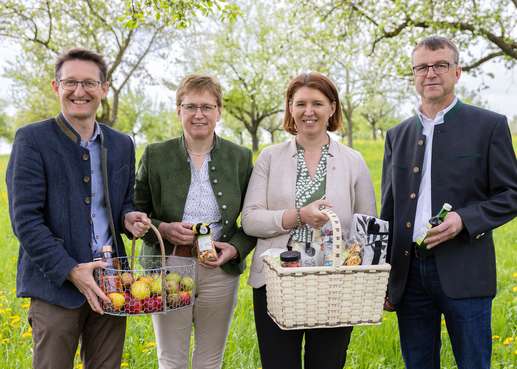 "Wollen Bewusstsein für Biodiversität und das Unesco-Weltkulturerbe": Streuobstwiese schaffen. Rainer Silber, Rosemarie Ferstl, LRin Michaela Langer-Weninger und Wolfgang Eder (v.l.n.r.).jpg