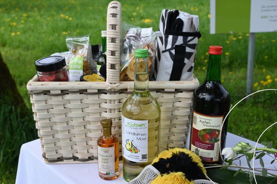 Streuobstwiesen haben enormes Potenzial: Ihre Früchte sind reich an Geschmack und Inhaltsstoffen, oft auch für Allergiker geeignet, und lassen sich vielfältig veredeln – zu Säften, Most, Cider, Edelbränden, Marmeladen, Trockenobst und mehr. .jpg