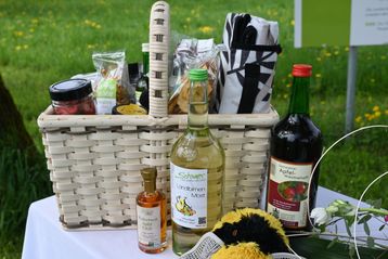 Streuobstwiesen haben enormes Potenzial: Ihre Früchte sind reich an Geschmack und Inhaltsstoffen, oft auch für Allergiker geeignet, und lassen sich vielfältig veredeln – zu Säften, Most, Cider, Edelbränden, Marmeladen, Trockenobst und mehr. .jpg