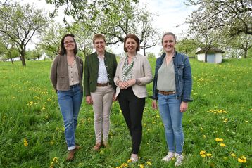 „Frauen stärken Vielfalt – Streuobst, Landwirtschaft, Bienen": v.l.n.r.: Theresa Frühwirth (Bienenzentrum OÖ), LK OÖ-Vizepräsidentin Rosemarie Ferstl, Agrar-Landesrätin Michaela Langer-Weninger, Petra Haslgrübler (Bienenzentrum OÖ)