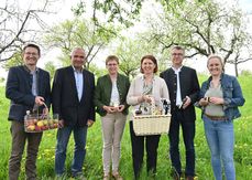 Die Bedeutung des Streuobstes hoben hervor (v.l.): DI Rainer Silber, ARGE
Streuobst OÖ, LK-Obstbaureferent Dipl.-HLFL-Ing. Heimo Strebl, LK OÖ-Vizepräsidentin
Rosemarie Ferstl, Agrar-Landesrätin Michaela Langer-Weninger,
PMM, Dr. Wolfgang Eder, Direkto