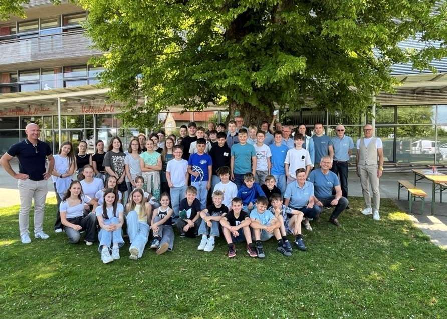 Im Rahmen des Projekts "Bienen machen Schule" organisierten die Imker:innen Feldkirchen-Goldwörth rund um den Weltbienentag am 20. Mai 2025 eine eindrucksvolle Schulaktion. .jpg