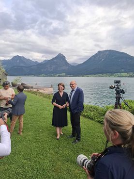 Landesrätin Michaela Langer-Weninger, Nicolaus Hanowski v on der Europäischen Weltraumorganisation  (ESA)  .jpg