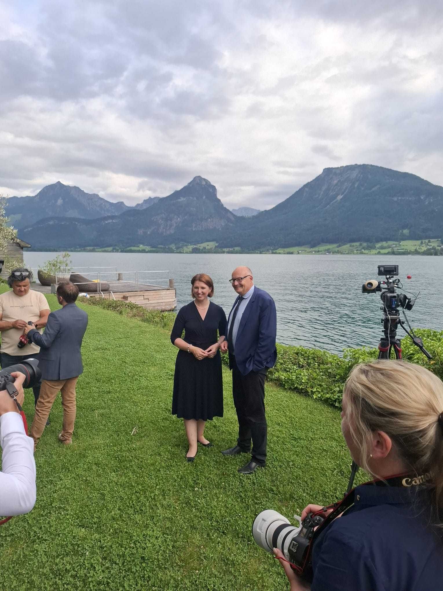 Landesrätin Michaela Langer-Weninger, Nicolaus Hanowski v on der Europäischen Weltraumorganisation  (ESA)  .jpg