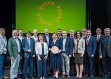 Ein interdisziplinärer Expertenrat erarbeitete gemeinsam mit LRin Michaela Langer-Weninger die Zukunftsstrategie Gutes kommt zurück .jpg