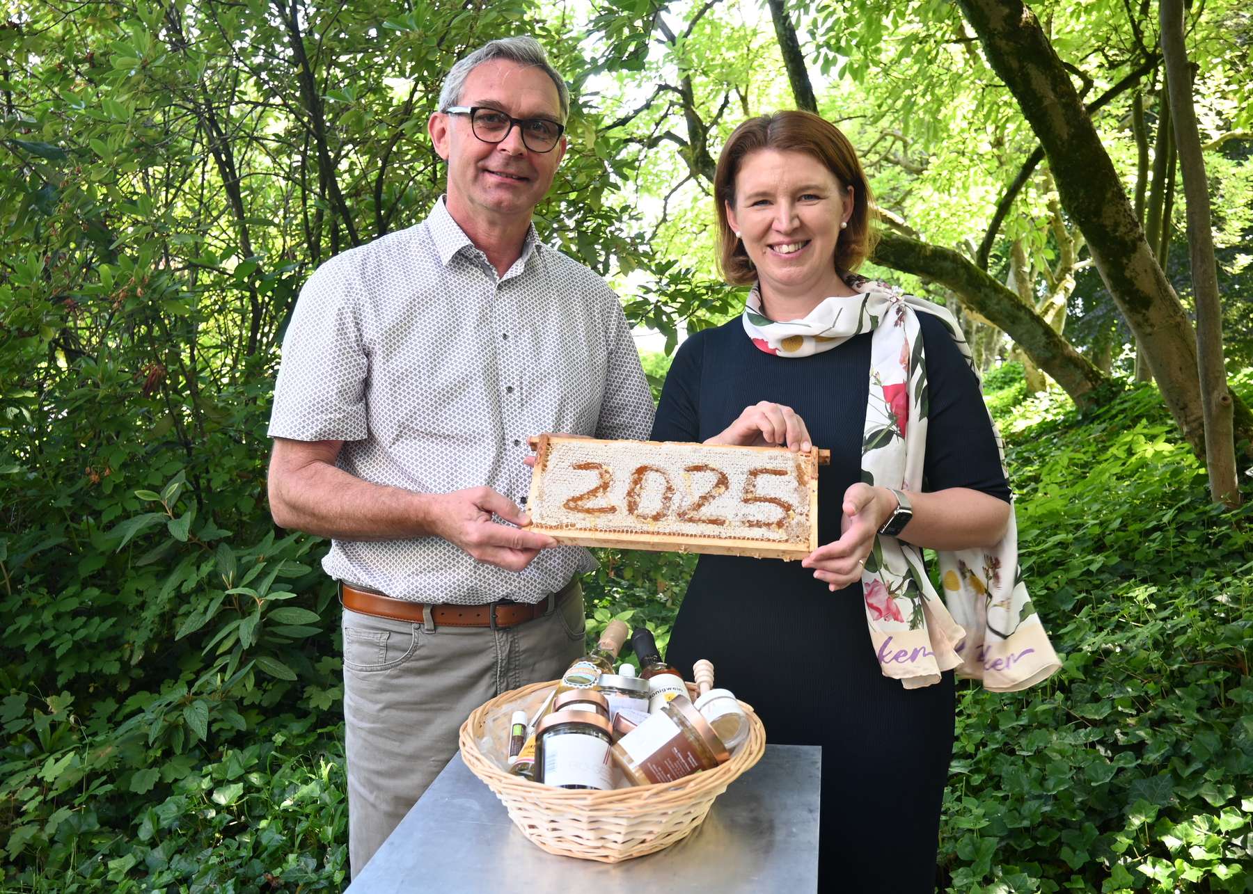 LK-OÖ-Präsident Franz Waldenberger und Agrar-Landesrätin Michaela Langer-Weninger ziehen zur Honigernte 2025 eine erste Bilanz.jpg