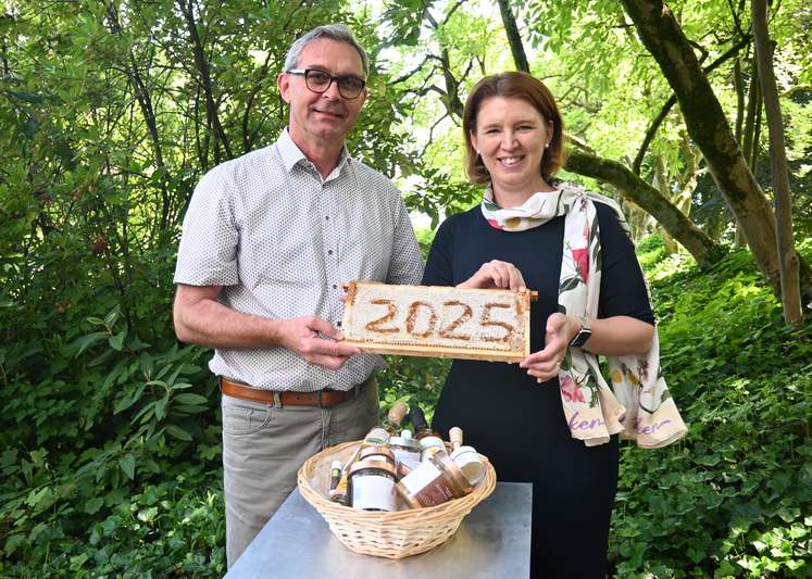 LK-OÖ-Präsident Franz Waldenberger und Agrar-Landesrätin Michaela Langer-Weninger ziehen zur Honigernte 2025 eine erste Bilanz.jpg