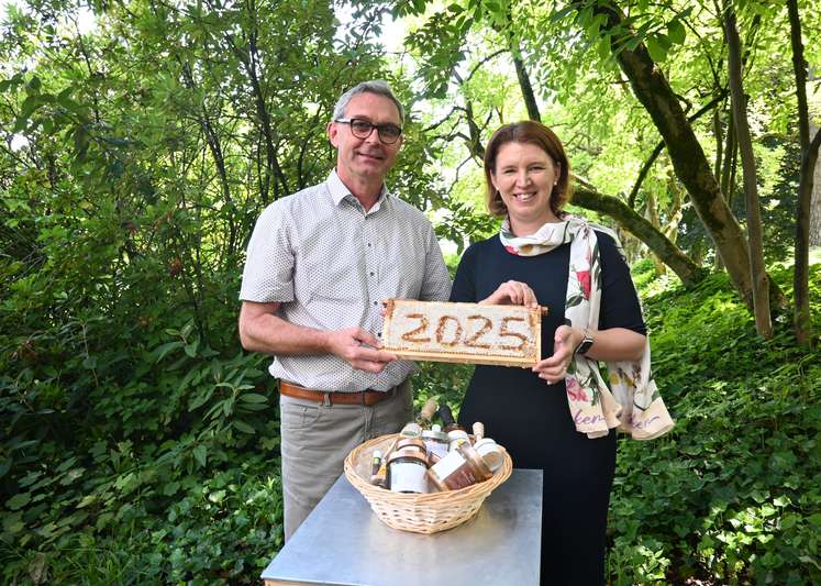 LK-OÖ-Präsident Franz Waldenberger und Agrar-Landesrätin Michaela Langer-Weninger ziehen zur Honigernte 2025 eine erste Bilanz.jpg