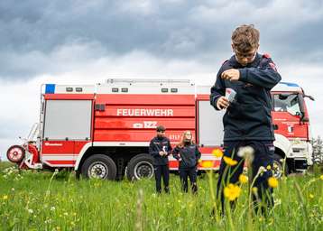 Aussaat von Wildblumensamen für Blühstreifen durch die Feuerwehrjugend Traun.jpg