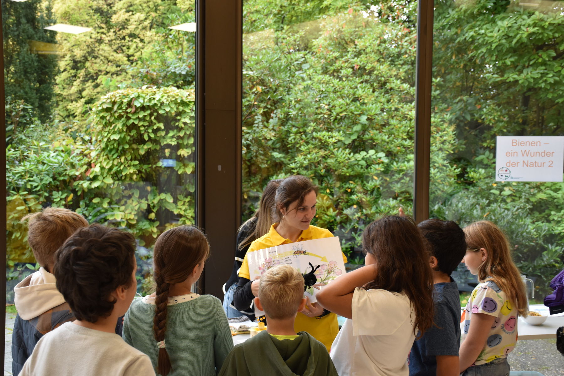 Bestäubung anschaulich erklärt mithilfe einer Häkelbiene und einer Filzblüte.jpg