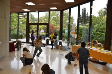 Kinder in Action beim Bestäubungsspiel.jpg