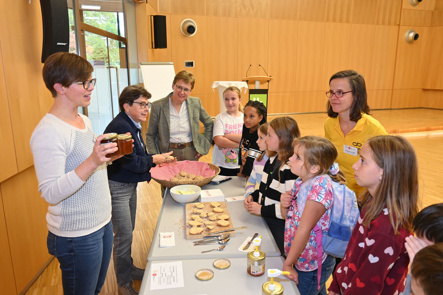 Honigverkostung: Wald- und Blütenhonig können auf selbstgebackenem Brot und selbstgeschlagener Butter gekostet werden.jpg