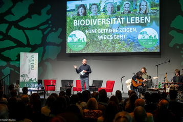 Humorvoll und charmant leitete Wolfgang Suke den Abend..jpg