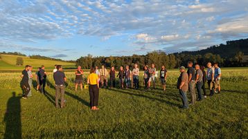 Feldbegehung in Pregarten mit interessierten Imker:innen und Land:wirtinnen am 01.09.2025. © BWSB/Lang