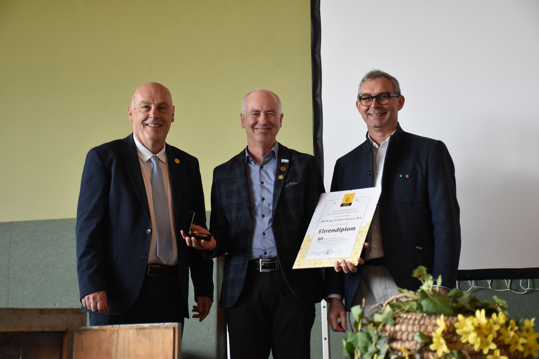 v. l. n. r.: Präsident des OÖ. Landesverbandes für Bienenzucht Herbert Vitzthum, Jubilar Herbert Pointner – geehrt für 50 Jahre Mitgliedschaft und imkerliches Engagement –, sowie LK OÖ‑Präsident Franz Waldenberger..jpg