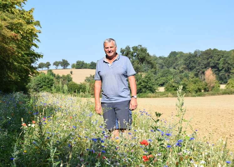 Vize-Bürgermeister und Bauernbundobmann Franz Bäck beeindruckt von der blühenden Farbenbracht..jpg Vize-Bürgermeister und Bauernbundobmann Franz Bäck beeindruckt von der blühenden Farbenbracht..jpg