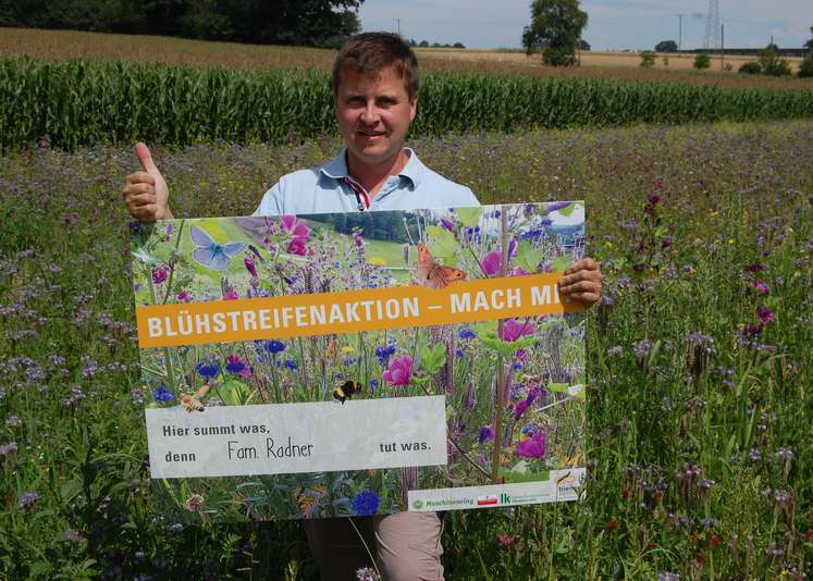 Familie Radner präsentieren mit Stolz ihre Blühfläche - das Buffet ist eröffnet. Bienenzentrum OÖ.jpg Familie Radner präsentieren mit Stolz ihre Blühfläche - das Buffet ist eröffnet. Bienenzentrum OÖ.jpg