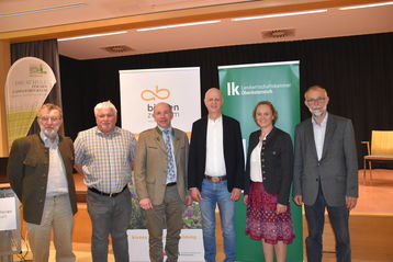 v.l.n.r. IM Johann Mayr, Landwirt Johannes Langmayr, Agrarlandesrat Max Hiegelsberger, Prof. Dr. Werner von der Ohe, Dr. Petra Haslgrübler, DI Huber Köppl .jpg v.l.n.r. IM Johann Mayr, Landwirt Johannes Langmayr, Agrarlandesrat Max Hiegelsberger, Prof. Dr. Werner von der Ohe, Dr. Petra Haslgrübler, DI Huber Köppl .jpg