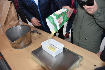 Strecken von Saatgut mit Gries.jpg Strecken von Saatgut mit Gries.jpg