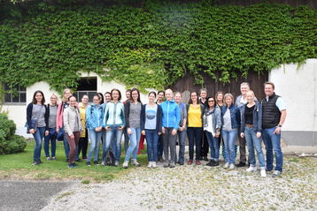 Rund 20 VS und NMS-LehrerInnen aus OÖ nutzten die Möglichkeit geeignetes Handwerkzeug für die Umsetzung und Aufbereitung rund um das Thema "Honigbiene" zu erwerben..jpg Rund 20 VS und NMS-LehrerInnen aus OÖ nutzten die Möglichkeit geeignetes Handwerkzeug für die Umsetzung und Aufbereitung rund um das Thema "Honigbiene" zu erwerben..jpg