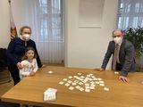 Petra Hasgrübler vom Bienenzentrum OÖ mit Tocher Maja und LR Hiegelsberger (von links) © LandOÖ_Schaurhofer Petra Hasgrübler vom Bienenzentrum OÖ mit Tocher Maja und LR Hiegelsberger (von links) © LandOÖ_Schaurhofer
