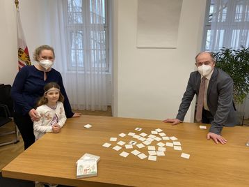 Petra Hasgrübler vom Bienenzentrum OÖ mit Tocher Maja und LR Hiegelsberger (von links) © LandOÖ_Schaurhofer Petra Hasgrübler vom Bienenzentrum OÖ mit Tocher Maja und LR Hiegelsberger (von links) © LandOÖ_Schaurhofer