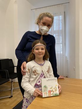 Petra Haslgrübler vom Bienenzentrum OÖ mit Tochter Maja, die das Cover gestaltet hat © LandOÖ_Schaurhofer Petra Haslgrübler vom Bienenzentrum OÖ mit Tochter Maja, die das Cover gestaltet hat © LandOÖ_Schaurhofer