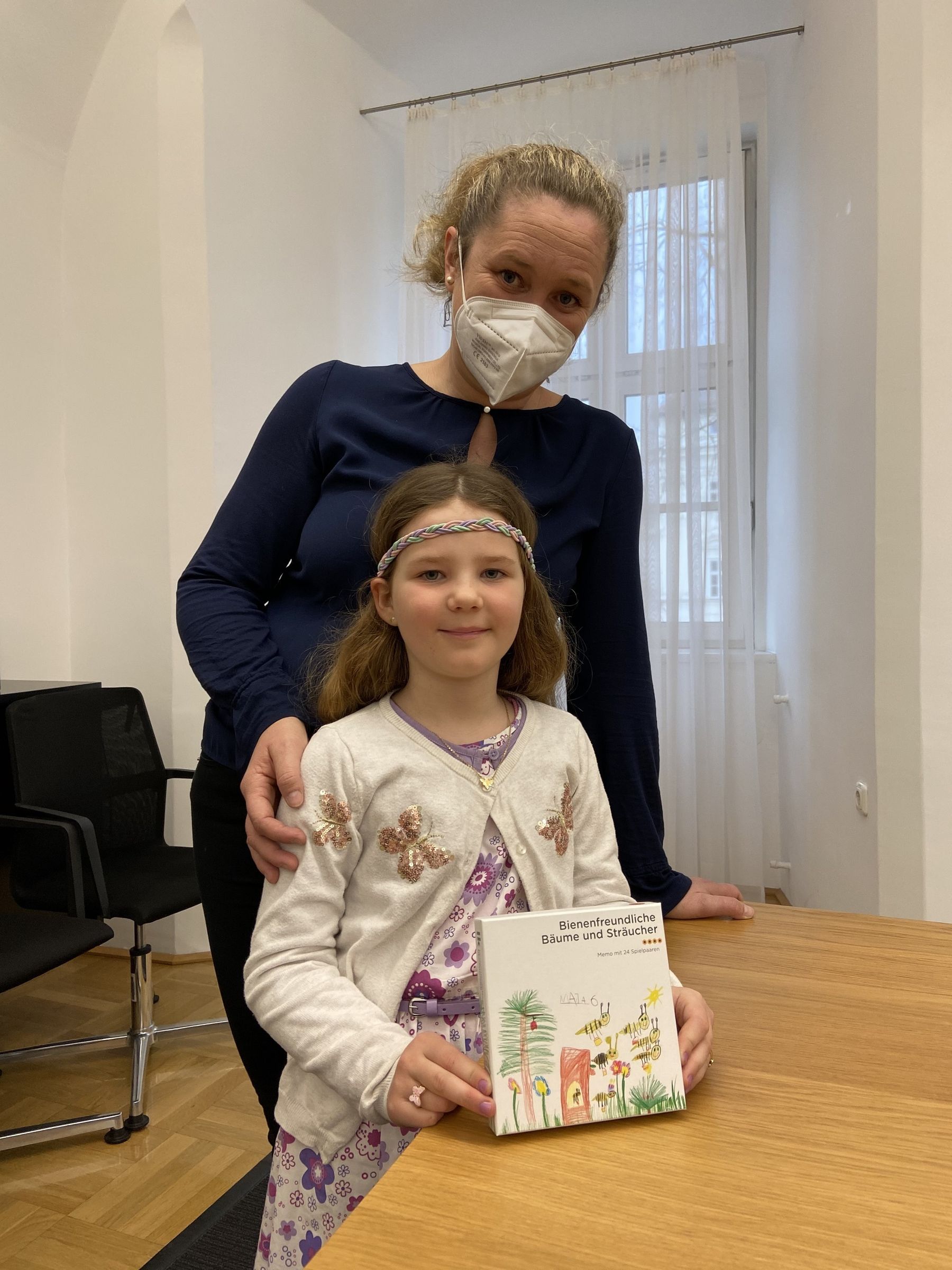 Petra Haslgrübler vom Bienenzentrum OÖ mit Tochter Maja, die das Cover gestaltet hat © LandOÖ_Schaurhofer Petra Haslgrübler vom Bienenzentrum OÖ mit Tochter Maja, die das Cover gestaltet hat © LandOÖ_Schaurhofer