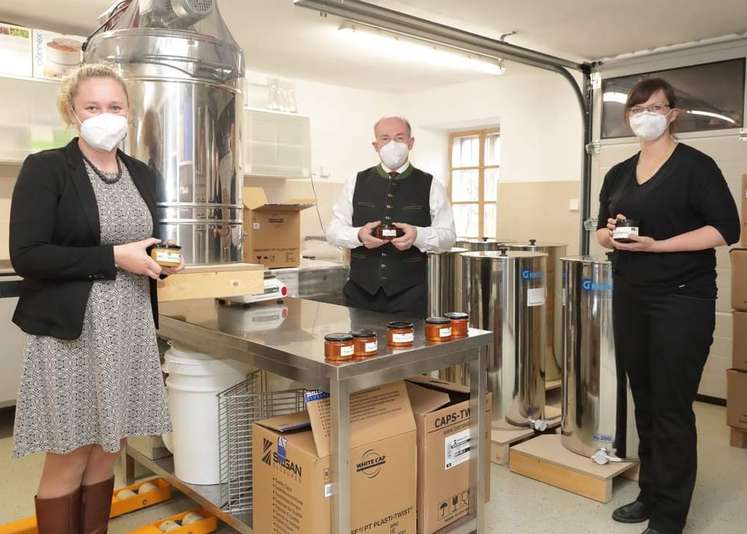 Dr. Petra Haslgrübler, Agrarlandesrat Max Hiegelsberger und Erwerbsimkerin Mag. Elisabeth Lanzer.jpg