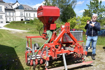 Geräte zur Blühstreifen-Anlage.jpg Geräte zur Blühstreifen-Anlage.jpg