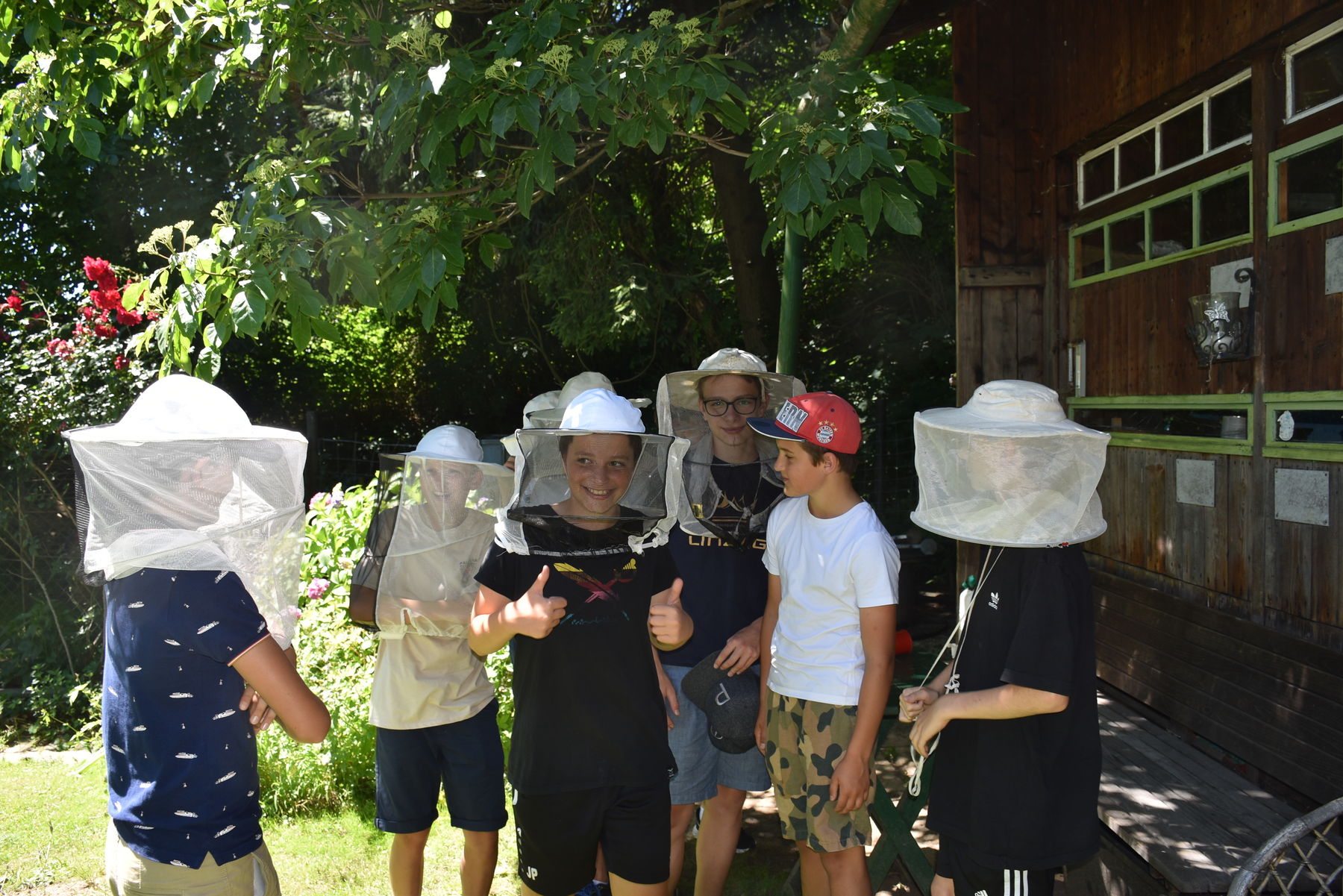 Highlight des Workshops war das Aufsetzen der Imkerhüte.jpg Highlight des Workshops war das Aufsetzen der Imkerhüte.jpg