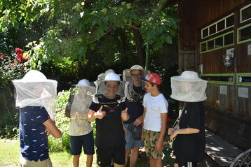 Highlight des Workshops war das Aufsetzen der Imkerhüte.jpg Highlight des Workshops war das Aufsetzen der Imkerhüte.jpg