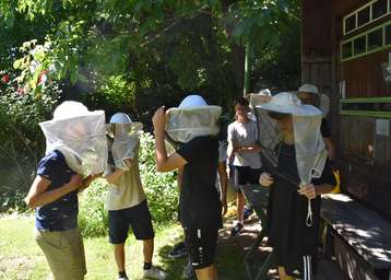 Neugierige Kinder mit der Imkerausrüstung.jpg Neugierige Kinder mit der Imkerausrüstung.jpg