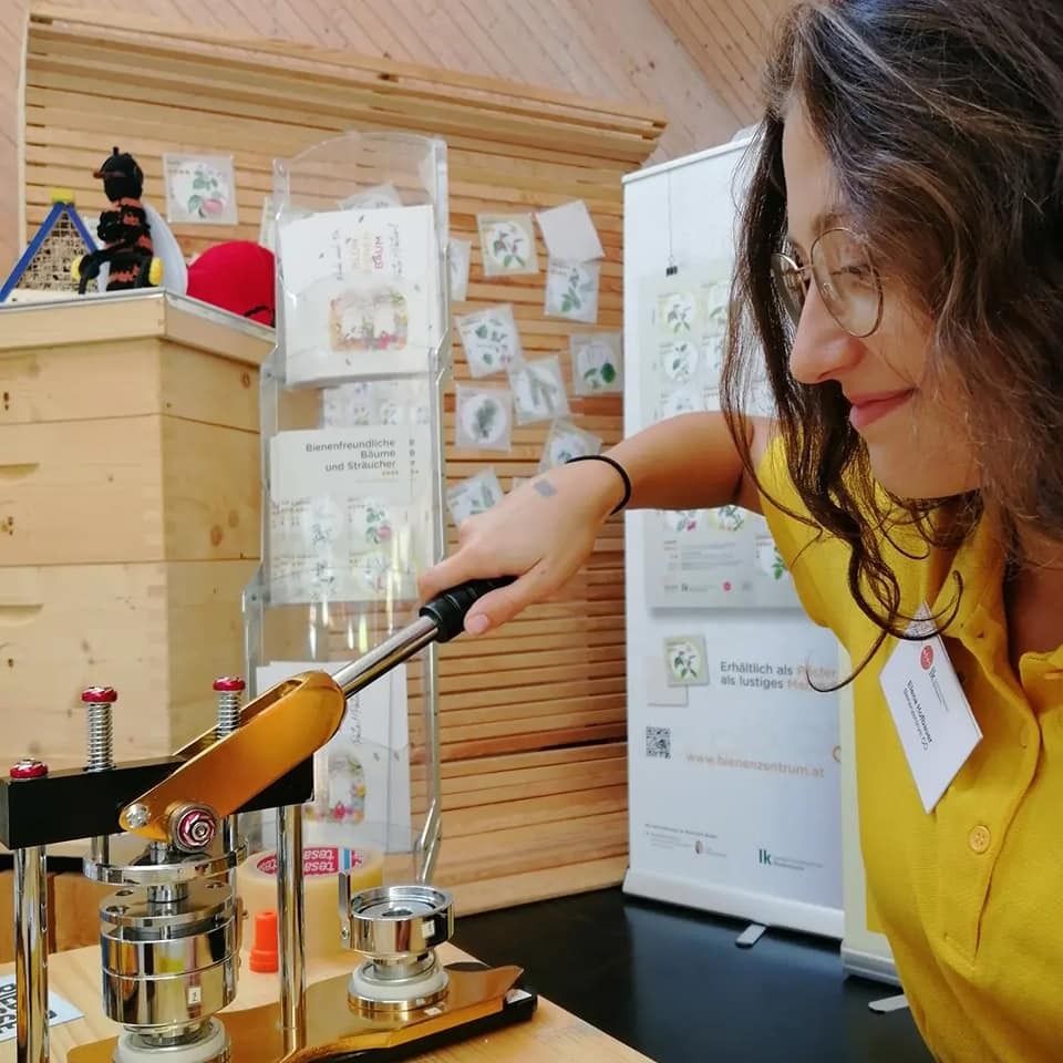 Bei der Kinderstation wurden fleißig Buttons hergestellt..jpg Bei der Kinderstation wurden fleißig Buttons hergestellt..jpg