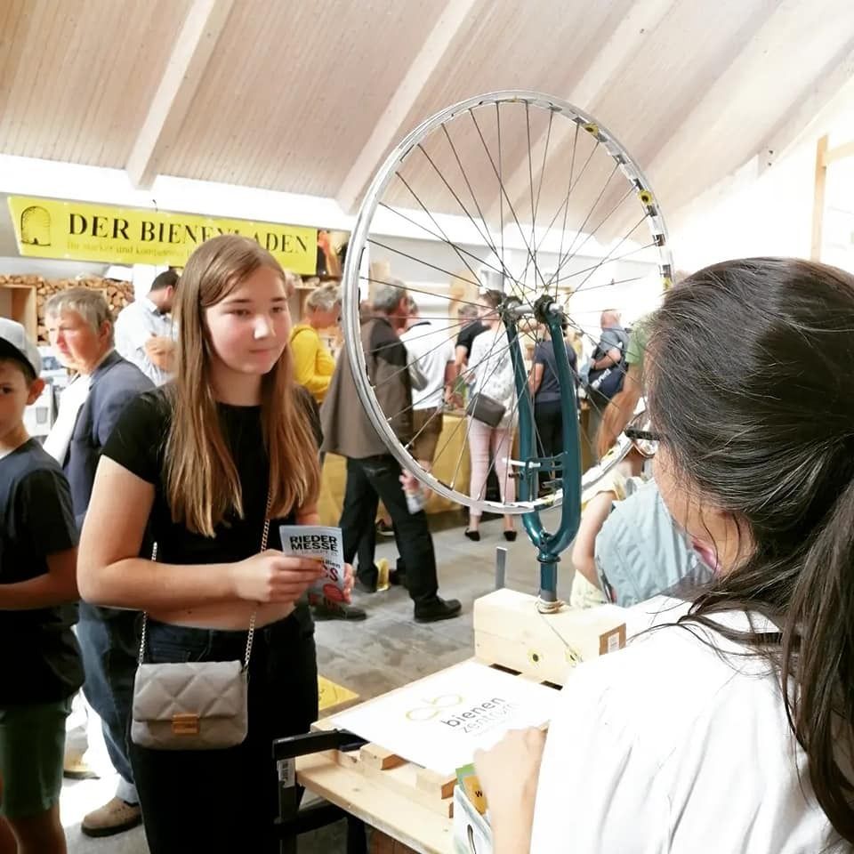 Knifflige Fragen beim Bienenrad.jpg Knifflige Fragen beim Bienenrad.jpg