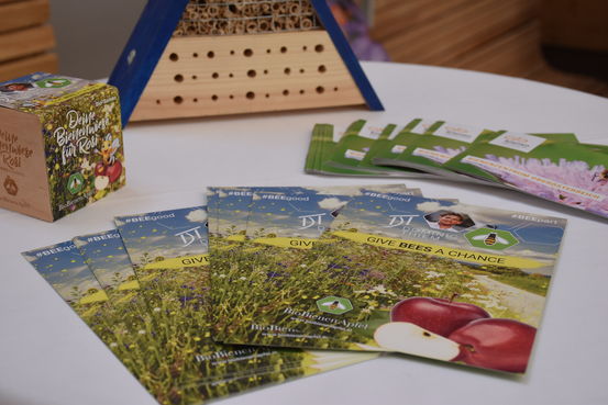 BioBienenApfel unterstützte uns mit Broschüren, Goodies und frischen Äpfeln..jpg BioBienenApfel unterstützte uns mit Broschüren, Goodies und frischen Äpfeln..jpg