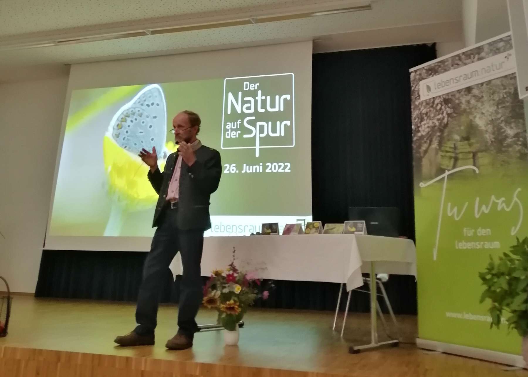 Josef Voglsperger stellt die Veranstaltung "Der Natur auf der Spur" vor..jpg