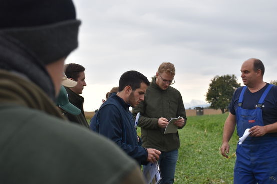 Berater*innen und Landwirt*innen im Austausch..jpg Berater*innen und Landwirt*innen im Austausch..jpg