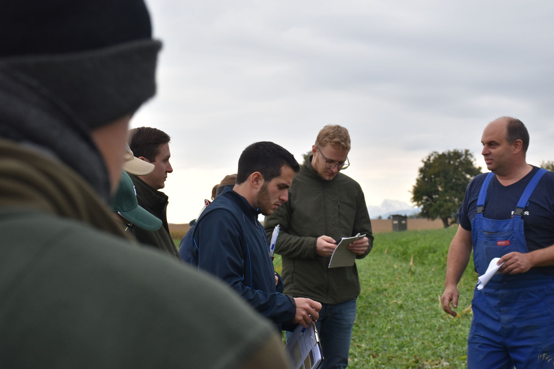 Berater*innen und Landwirt*innen im Austausch..jpg Berater*innen und Landwirt*innen im Austausch..jpg