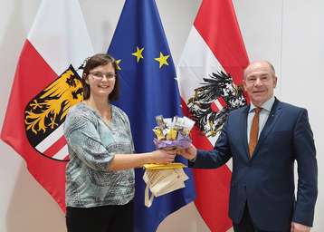 Übergabe eines Abschiedsgeschenkes von Elisabeth Lanzer an Landtagspräsident Max Hiegelsberger © Bienenzentrum OÖ.jpg