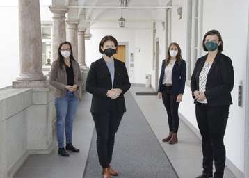 Antrittsbesuch mit Theresa Frühwirth, LRin Michaela Langer- Weninger, Stefanie Payrleitner und Elisabeth Lanzer, © Bienenzentrum OÖ.jpg