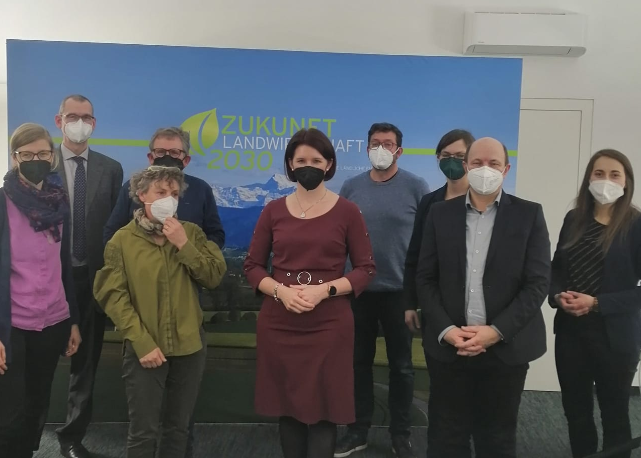 v.l.n.r.: DI Melanie HASLAUER, HR Dr. Bernhard BÜSSER, Ingrid SCHMARANZER, Heinrich WAHLMÜLLER, Landesrätin Michaela LANGER-WENINGER, Mag. Christoph HASLAUER, Mag. Elisabeth LANZER, Dipl. Ing. Hermann WAHLMÜLLER, Stefanie PAYRLEITNER, BEd. v.l.n.r.: DI Melanie HASLAUER, HR Dr. Bernhard BÜSSER, Ingrid SCHMARANZER, Heinrich WAHLMÜLLER, Landesrätin Michaela LANGER-WENINGER, Mag. Christoph HASLAUER, Mag. Elisabeth LANZER, Dipl. Ing. Hermann WAHLMÜLLER, Stefanie PAYRLEITNER, BEd.