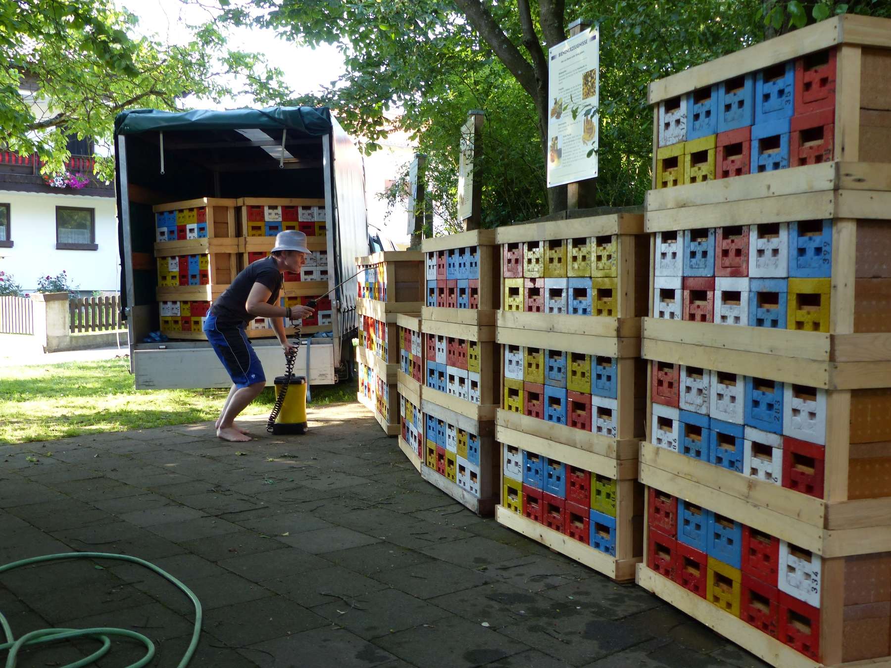 Bild 4  Durch viel Engagement und Leidenschaft entwickelte sich der Betrieb zu einem der anerkanntesten Königinnenzucht-Betriebe Österreichs. (c) Schm.jpg Bild 4  Durch viel Engagement und Leidenschaft entwickelte sich der Betrieb zu einem der anerkanntesten Königinnenzucht-Betriebe Österreichs. (c) Schm.jpg