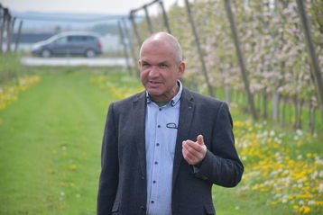 Obstbaureferent der LK OÖ Heimo Strebl gibt eine Übersicht der Intensivobstkulturen in Hektar (ha) in Oberösterreich..jpg